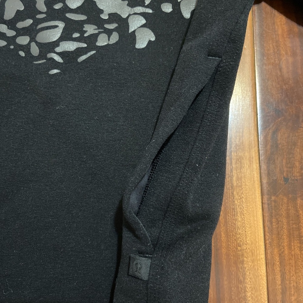 Lululemon thick black sweatshirt with pockets